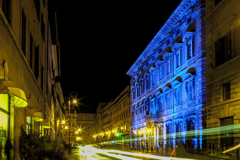 La facciata di Palazzo Madama illuminata da una luce blu in occasione della Giornata mondiale della consapevolezza sull'autismo.