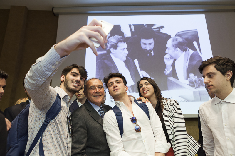Al termine del convegno, il Presidente Grasso insieme ai ragazzi presenti in Aula Magna.