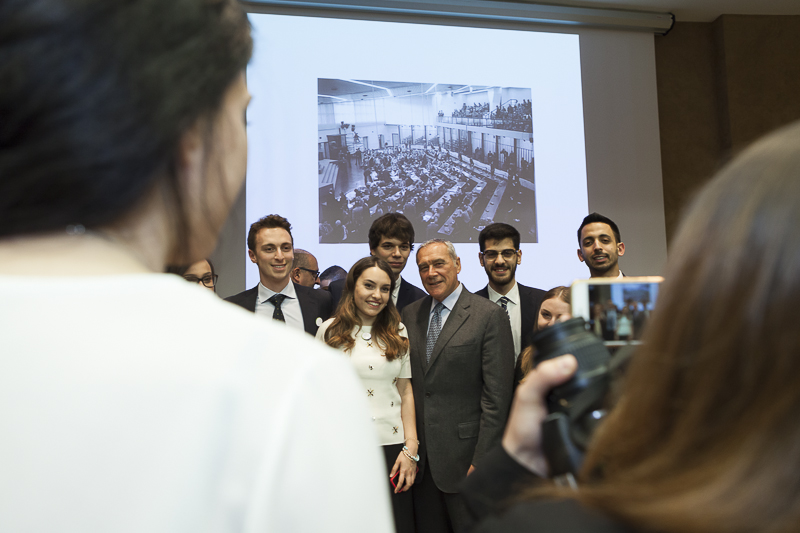 Il Presidente Grasso, al termine del convegno, con gli studenti presenti in Aula Magna.