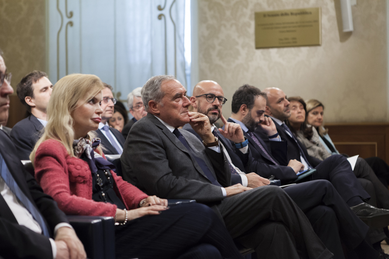 Il Presidente Grasso ascolta gli interventi degli organizzatori del master.