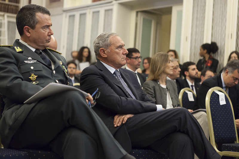 Il Presidente Grasso ascolta gli interventi dei relatori del convegno.