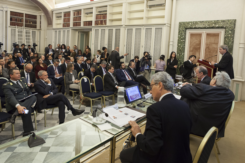 Il Presidente Grasso ascolta l'intervento del Ministro degli Esteri Paolo Gentiloni.