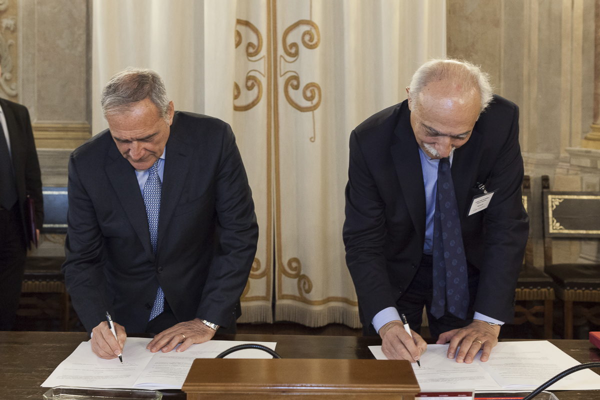 Il Presidente Grasso e Fabio Rugge, Rettore dell'Università di Pavia, firmano la Convenzione che regola il 