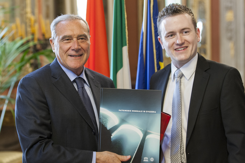 Il Presidente del Consiglio degli Stati Svizzero, Raphael Comte, consegna al Presidente Grasso un libro.