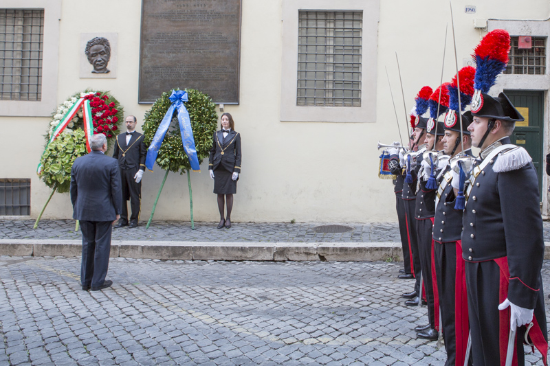 Il Presidente del Senato, Pietro Grasso, depone una corona di alloro alla lapide in memoria di Aldo Moro.