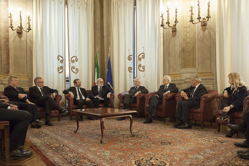 Il Presidente Grasso e il Presidente Mattarella incontrano i relatori del convegno e i familiari di Pietro Scoppola in Sala Pannini.
