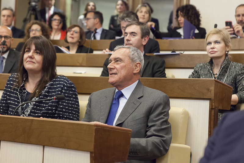 Il Presidente Grasso, accompagnato dal Segretario Generale del Senato, Elisabetta Serafin, nell'Aula della Commissione Difesa del Senato.