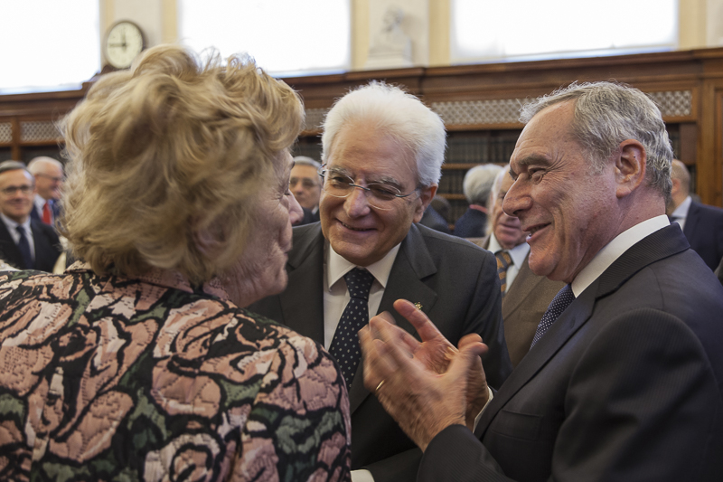 Il Presidente Grasso e il Presidente Mattarella salutano la signora Lara Bosi, moglie di Luciano Lama.