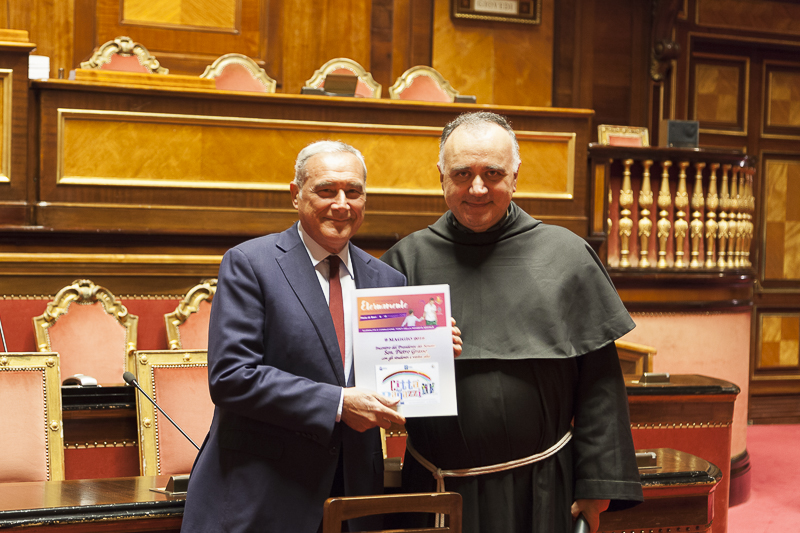 Il Presidente Grasso riceve un libro fotografico da Padre Giuseppe De Stefano, Direttore generale della Comunità Frontiera Onlus di Mola di Bari.