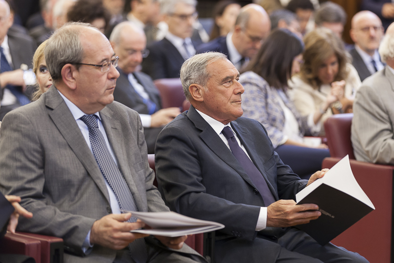 Il Presidente Grasso ascolta la Relazione del Presidente Pitruzzella.