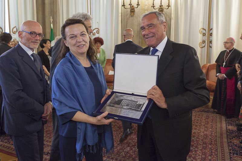 Il Presidente Grasso consegna una targa commemorativa ad Alessandra Abbado, Presidente dell'Associazione Mozart14 - Fondazione Abbado.
