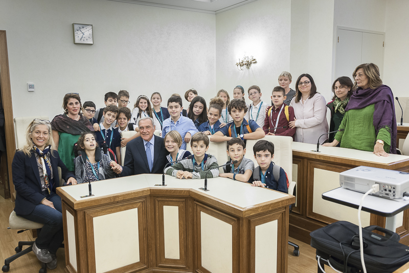 Il Presidente Grasso incontra, nell'aula della XII Commissione permanente, i ragazzi della classe V D dell'Istituto comprensivo 