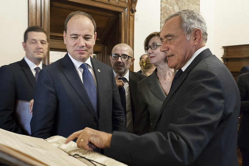 Il Presidente Grasso mostra la copia anastatica della Costituzione italiana al Presidente della Repubblica d'Albania, Bujar Nishani.