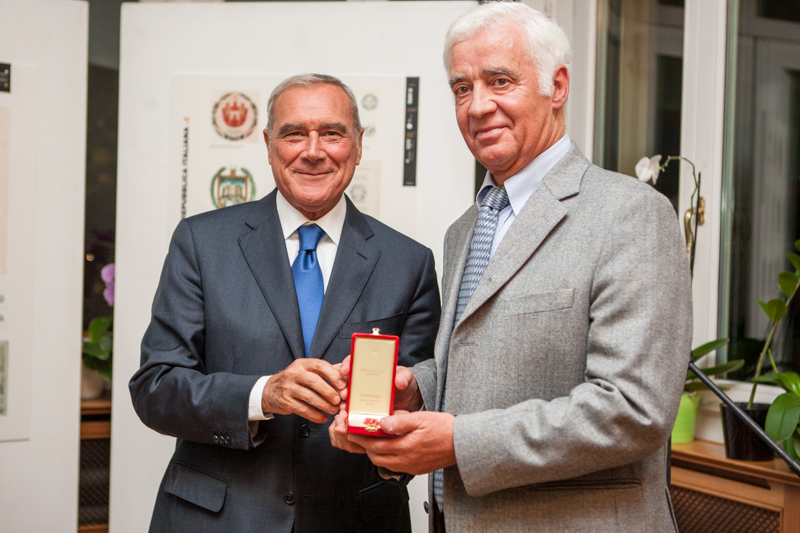 Il Presidente Grasso consegna l'onorificenza dell'Ordine della Solidarietà Italiana, nel grado di Cavaliere, al Mo. Elvino Arametti