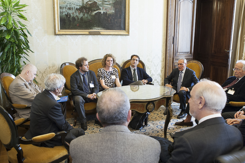 Il Presidene Grasso accoglie, nel salottino adiacente il suo studio al secondo piano di Palazzo Madama, i relatori del convegno.