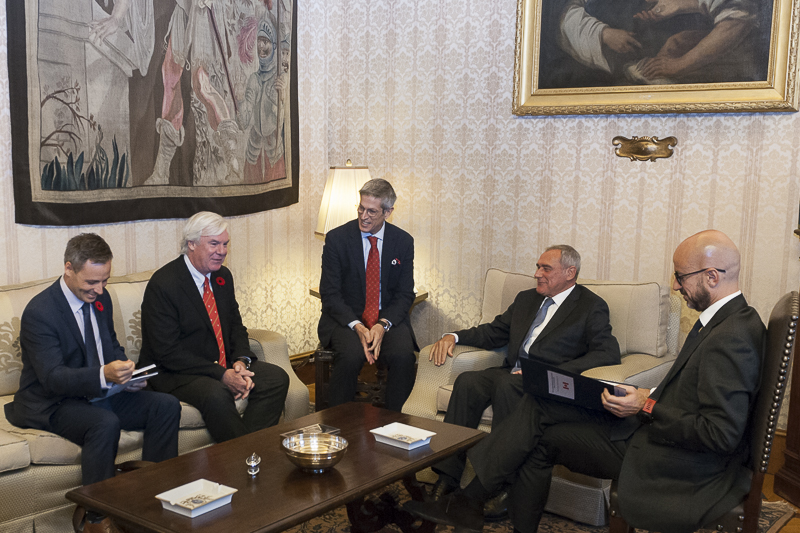 Un momento dell'incontro tra il Presidente Grasso e l'Ambasciatore del Canada, Peter McGovern.