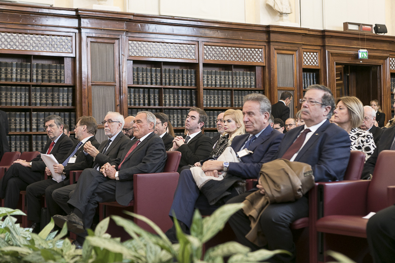 Il Presidente Grasso ascolta gli interventi dei relatori.