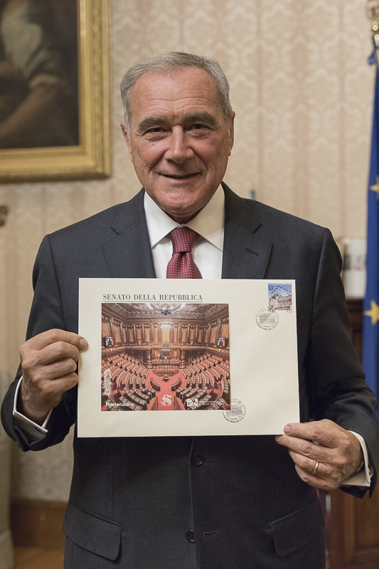 Il Presidente Grasso mostra l'annullo speciale di una busta del Senato della Repubblica. Sulla busta è stato applicato il foglietto erinnofilo di Poste italiane dedicato al Senato della Repubblica.