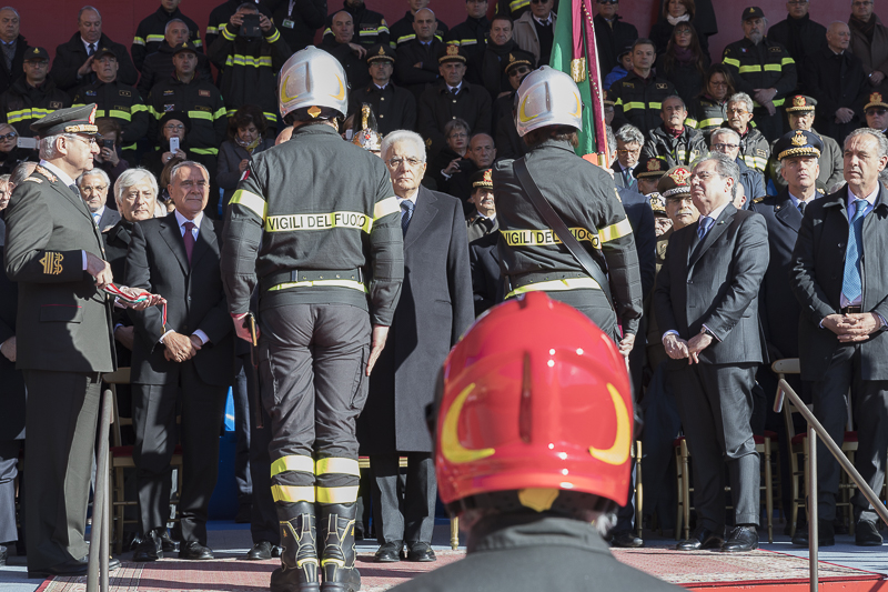 Il Presidente Mattarella consegna una medaglia d'oro al Valor civile alla Bandiera del Corpo Nazionale dei Vigili del Fuoco.