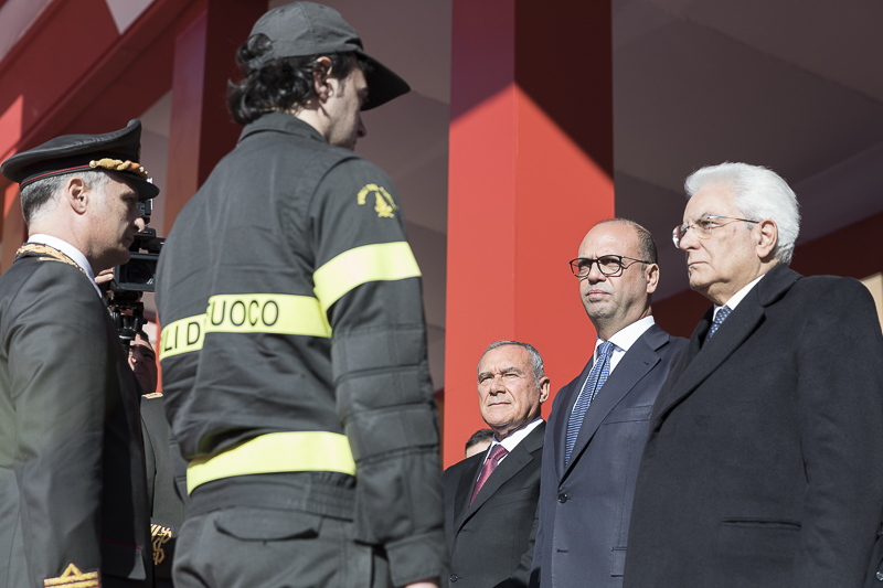 Il Presidente Mattarella consegna un medaglia d'oro al Valor civile alla memoria.