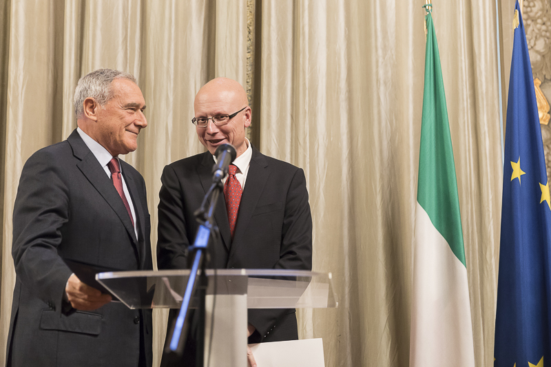 Nella foto, il Presidente del Senato Pietro Grasso e il Presidente dell'Associazione Stampa parlamentare, Sergio Amici.