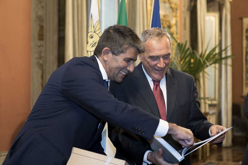 Il Presidente Sendic e il Presidente Grasso nel momento dello scambio dei doni, nel Salone degli specchi.