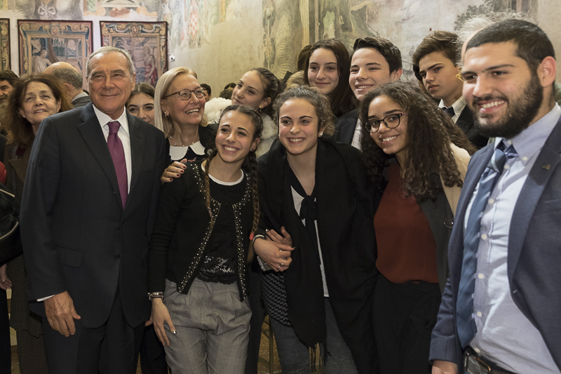 Il Presidente Grasso con un gruppo di studenti al termine del convegno.