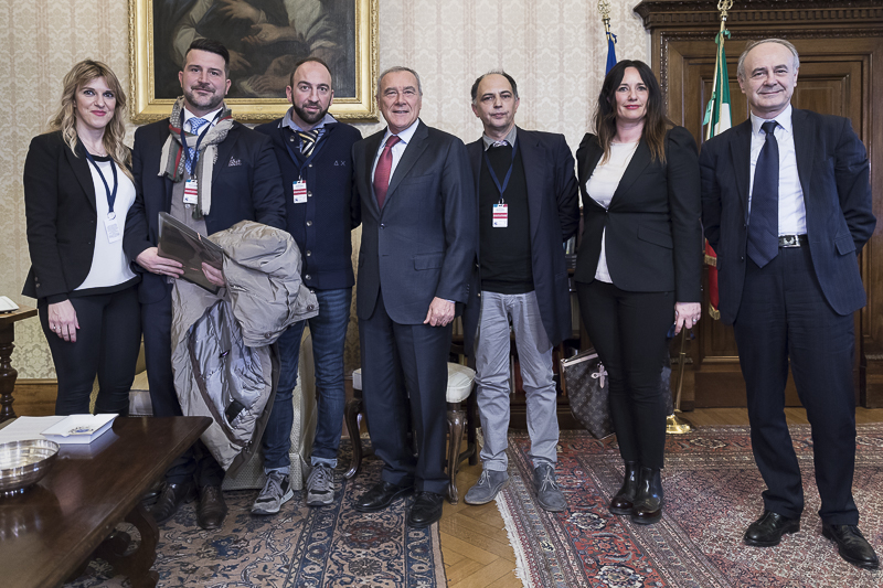 Il Presidente Grasso posa per una foto ricordo con i componenti la delegazione.