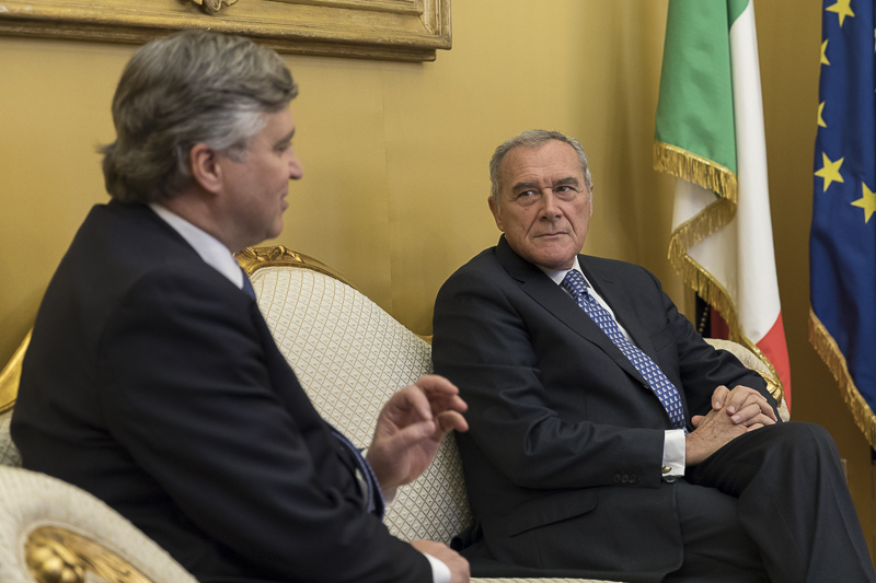 Nella foto, il Presidente del Senato Pietro Grasso e Antonio Ballarin, Presidente della Federazione delle Associazioni degli Esuli istriani, fiumani e dalmati.