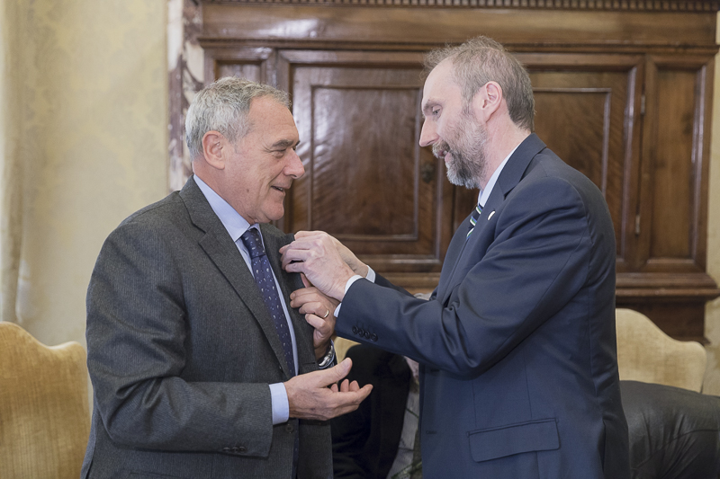 Vincenzo Saturni, Presidente AVIS Nazionale, dona al Presidente Grasso una spilletta dell'Associazione Volontari Italiani Sangue.