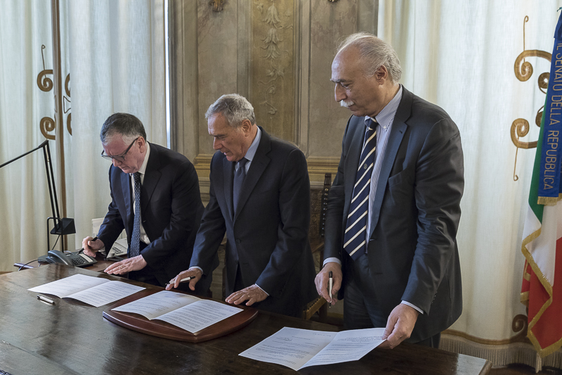 Nella foto, il Presidente Grasso, il Presidente del Consiglio Nazionale delle Ricerche, Massimo Inguscio e il Rettore dell'Università di Pavia, Fabio Rugge.