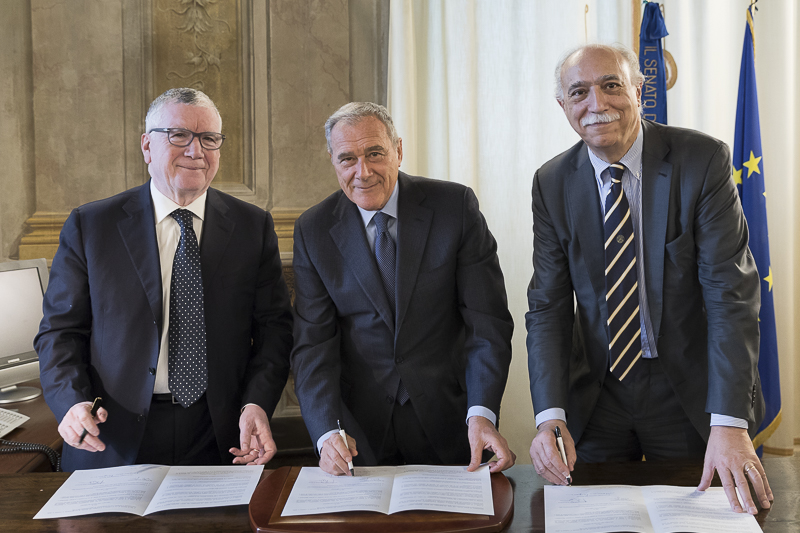 Il Presidente Grasso posa per una foto ricordo con Massimo Inguscio, Presidente del Consiglio Nazionale delle Ricerche, e Fabio Rugge, Rettore dell'Università di Pavia.