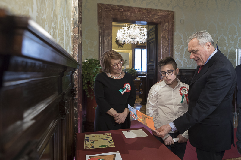 Il Presidente Grasso incontra alcuni ragazzi delle scuole premiate e prende visione dei lavori esposti.