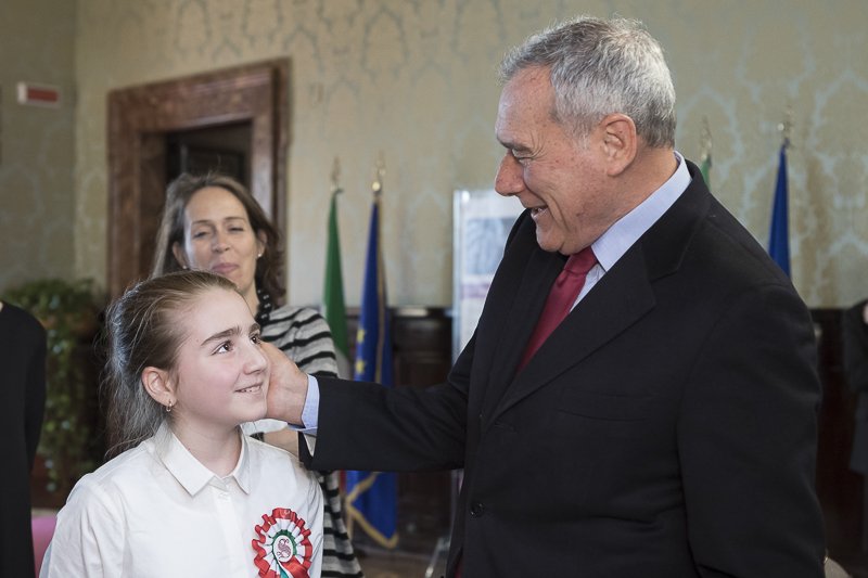 Il Presidente Grasso incontra alcuni ragazzi delle scuole premiate e prende visione dei loro lavori esposti.