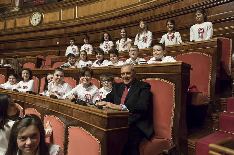 Il Presidente Grasso con i ragazzi e i docenti delle scuole vincitrici, al termine della cerimonia.