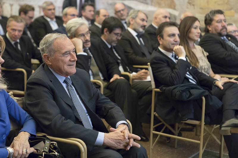 Il Presidente Grasso segue i lavori iniziali del convegno.