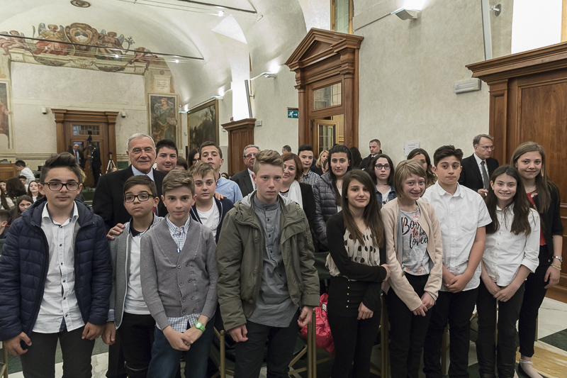 Il Presidente Grasso posa per una foto ricordo con i ragazzi dell'Istituto Comprensivo 