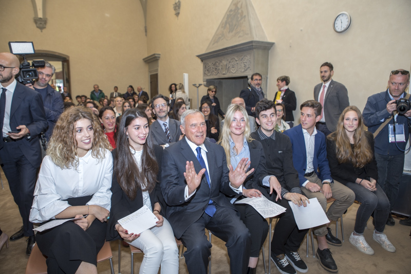 Il Presidente Grasso con gli studenti premiati al concorso 