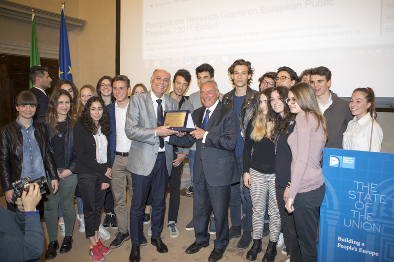 Il Presidente Grasso consegna il premio alla terza classificata, classe 4B del Liceo Virgilio di Empoli.