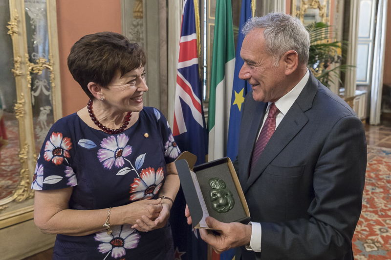 Il Presidente Grasso riceve un dono dal Governatore Generale della Nuova Zelanda, S. E. Dame Patsy Reddy.