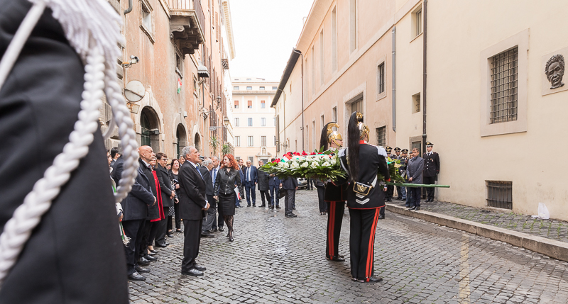 Il Presidente del Senato, Pietro Grasso, in rappresentanza del Presidente della Repubblica, depone una corona di fiori in Via Caetani, nella ricorrenza dell'uccisione di Aldo Moro.