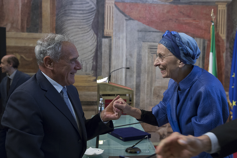 Al termine della Cerimonia di premiazione il Presidente Grasso si congratula con Emma Bonino.
