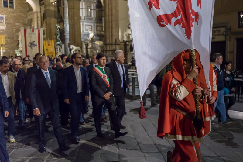 Il Presidente Grasso, unitamente al Sindaco di Firenze e alle altre autorità in marcia da Piazza della Signoria a Via dei Georgofili