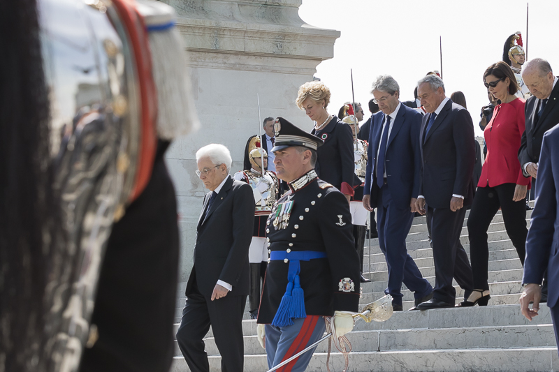 Il Presidente Grasso e le altre Autorità accompagnano il Capo dello Stato nella discesa della scalea dell'Altare della Patria.