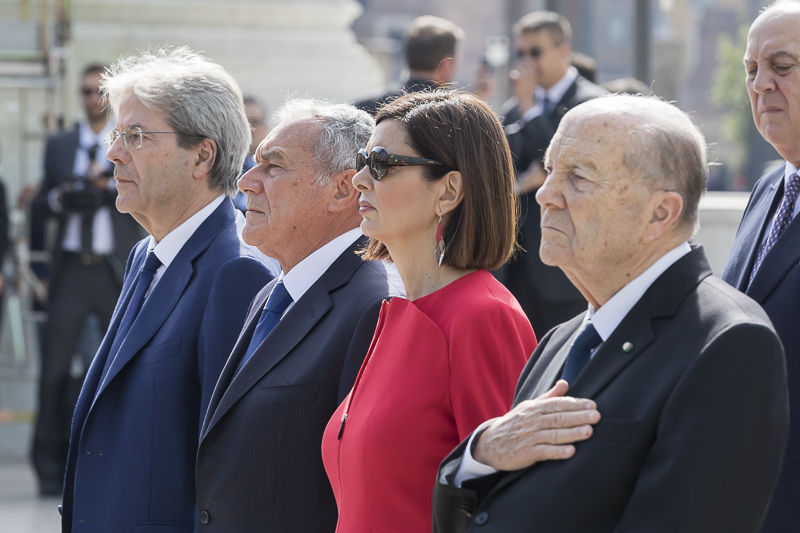 Il Presidente Grasso e le altre Autorità durante gli onori militari finali.