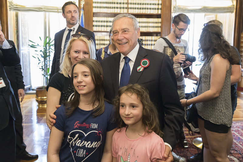 Il Presidente Grasso incontra i visitatori nella sala della Costituzione di palazzo Giustiniani, aperta al pubblico in occasione della Festa della Repubblica.