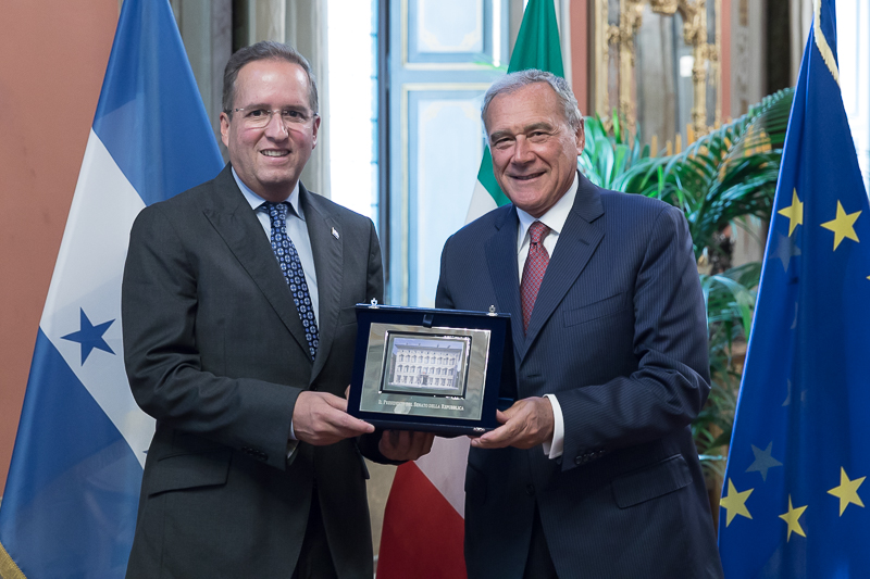 Scambio di doni tra il Presidente del Senato della Repubblica italiana, Pietro Grasso, e il Vice Presidente della Repubblica di Honduras, Ricardo Antonio Alvarez Arias.