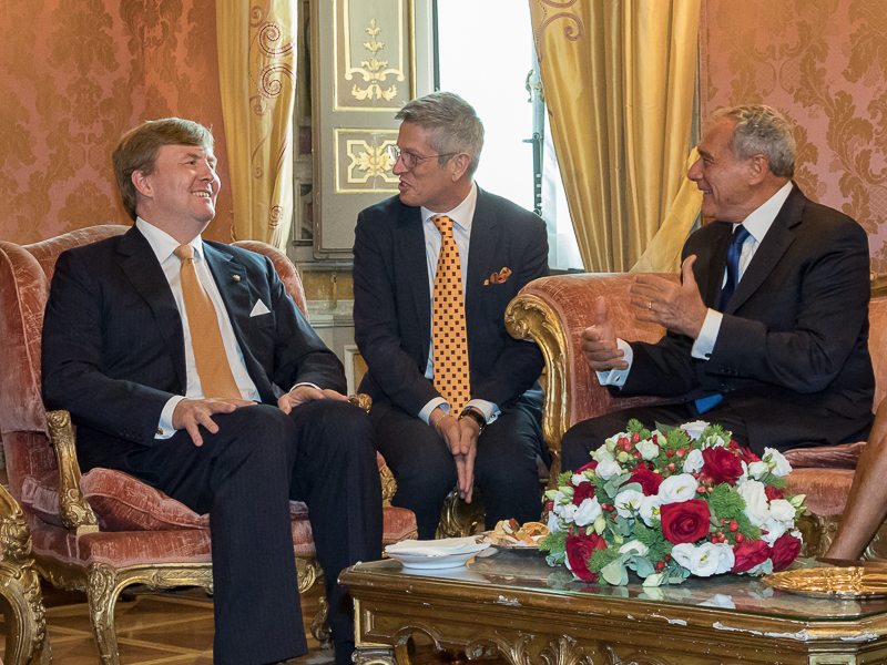 Il Presidente del Senato, Pietro Grasso, e il Re Willem Alexander durante l'incontro nel Salotto Rosso.