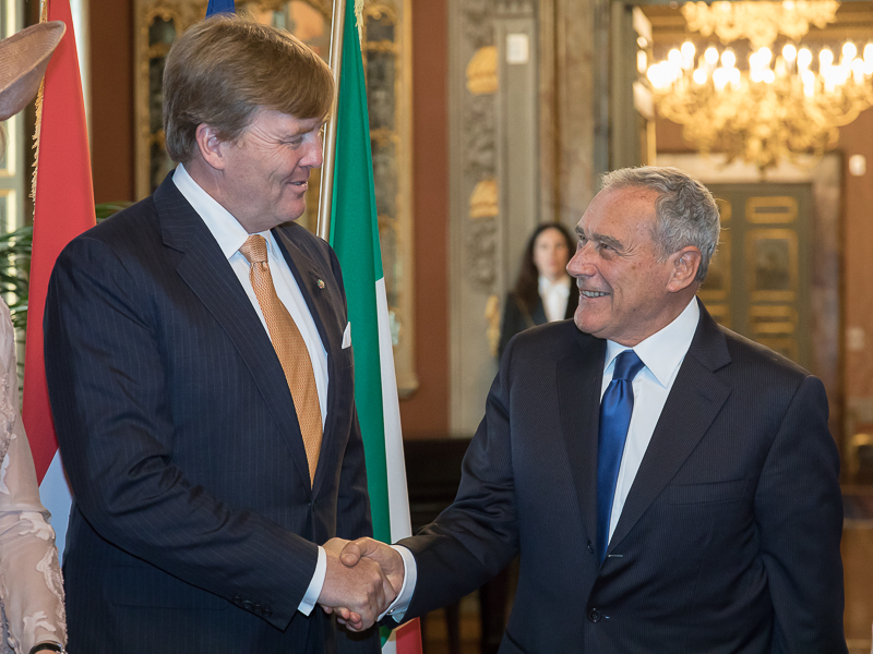 Il Presidente Grasso saluta il Re Willem Alexander dei Paesi Bassi