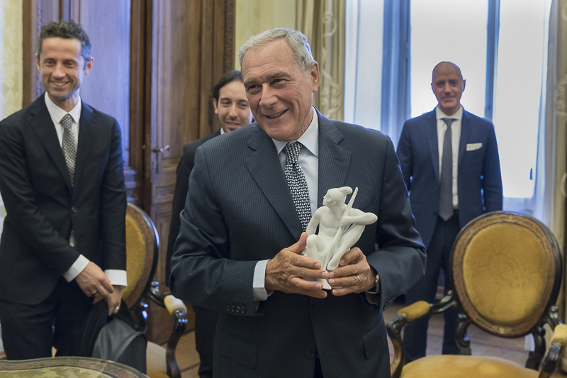 Nella foto, il Presidente Grasso con il premio 